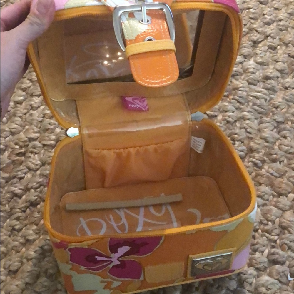 NWT - Roxy Make-up Case - Picture 3 of 3